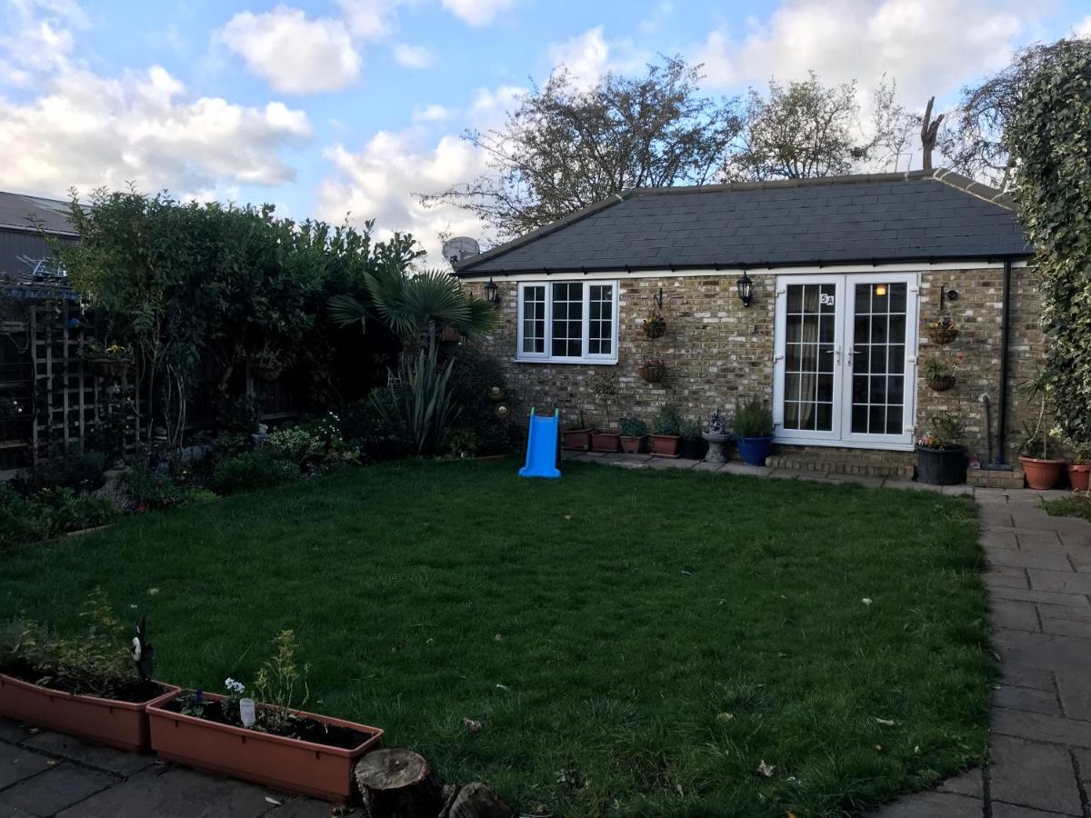 Cosy Cottage Annex In Fairlop Илфорд Экстерьер фото