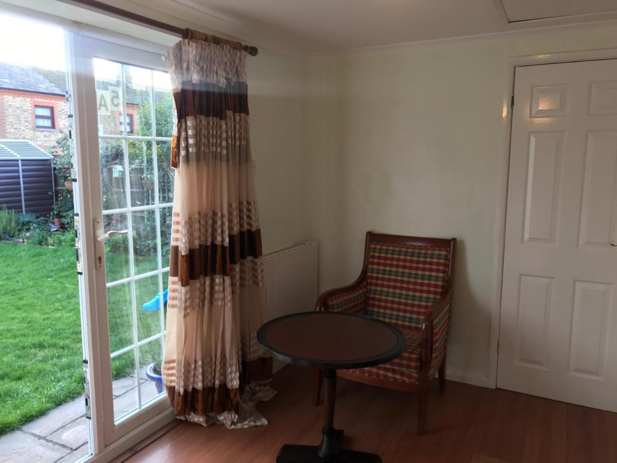 Cosy Cottage Annex In Fairlop Илфорд Экстерьер фото