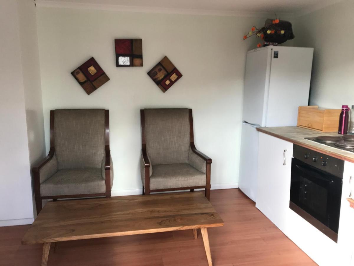 Cosy Cottage Annex In Fairlop Илфорд Экстерьер фото