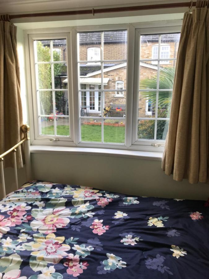 Cosy Cottage Annex In Fairlop Илфорд Экстерьер фото