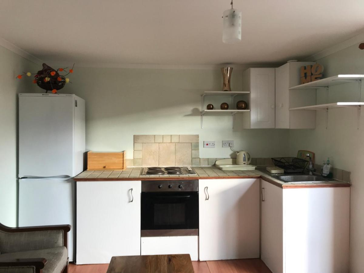 Cosy Cottage Annex In Fairlop Илфорд Экстерьер фото