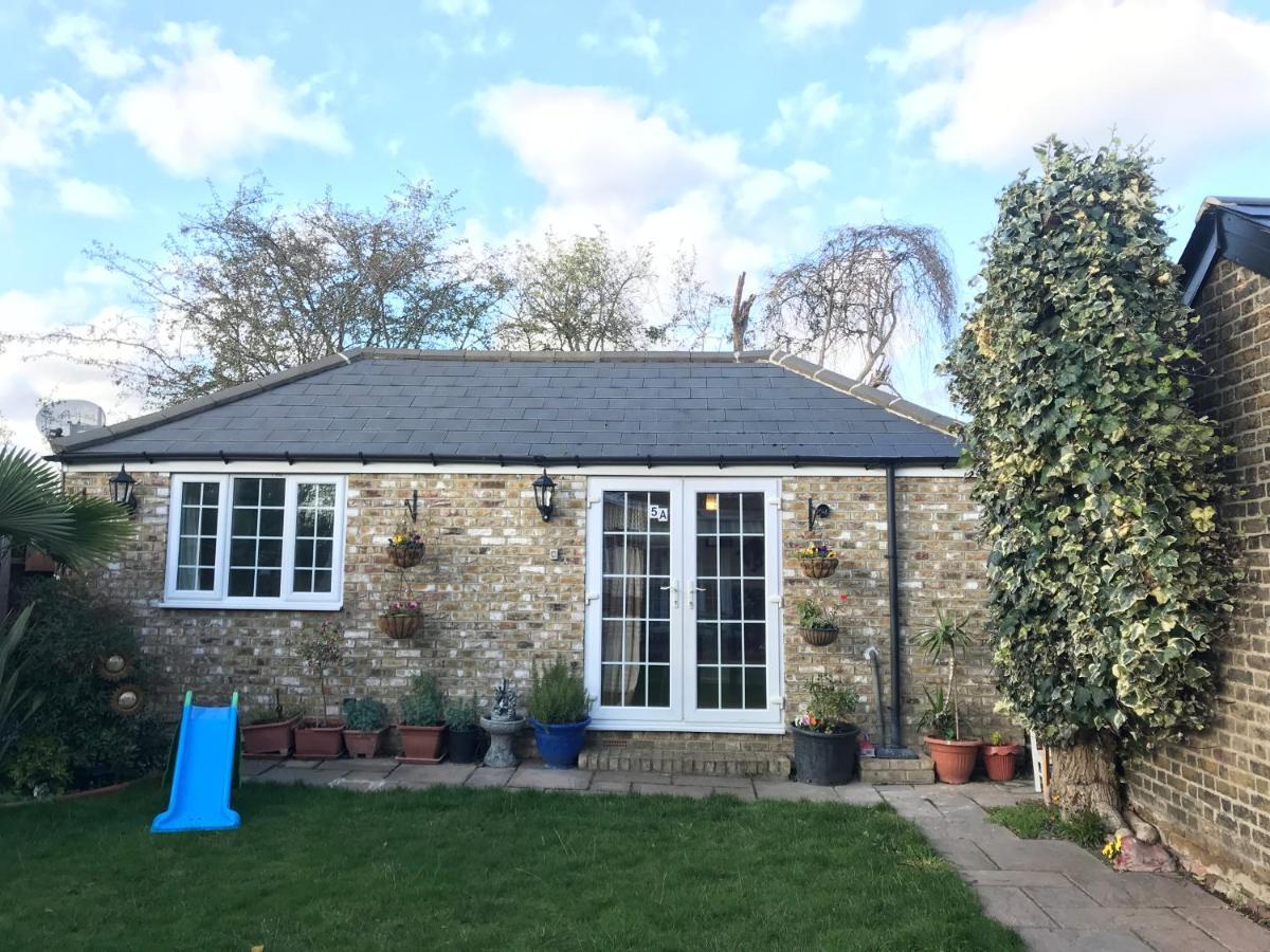 Cosy Cottage Annex In Fairlop Илфорд Экстерьер фото