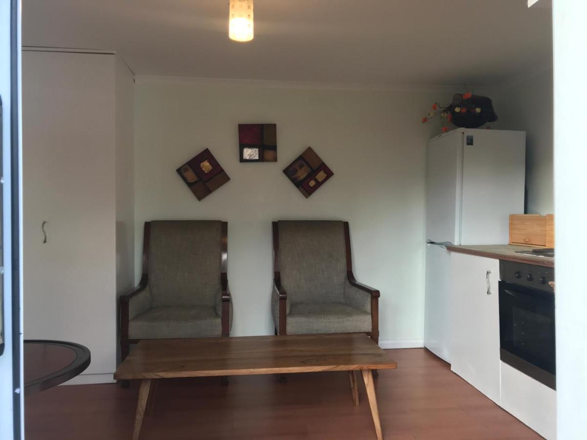 Cosy Cottage Annex In Fairlop Илфорд Экстерьер фото